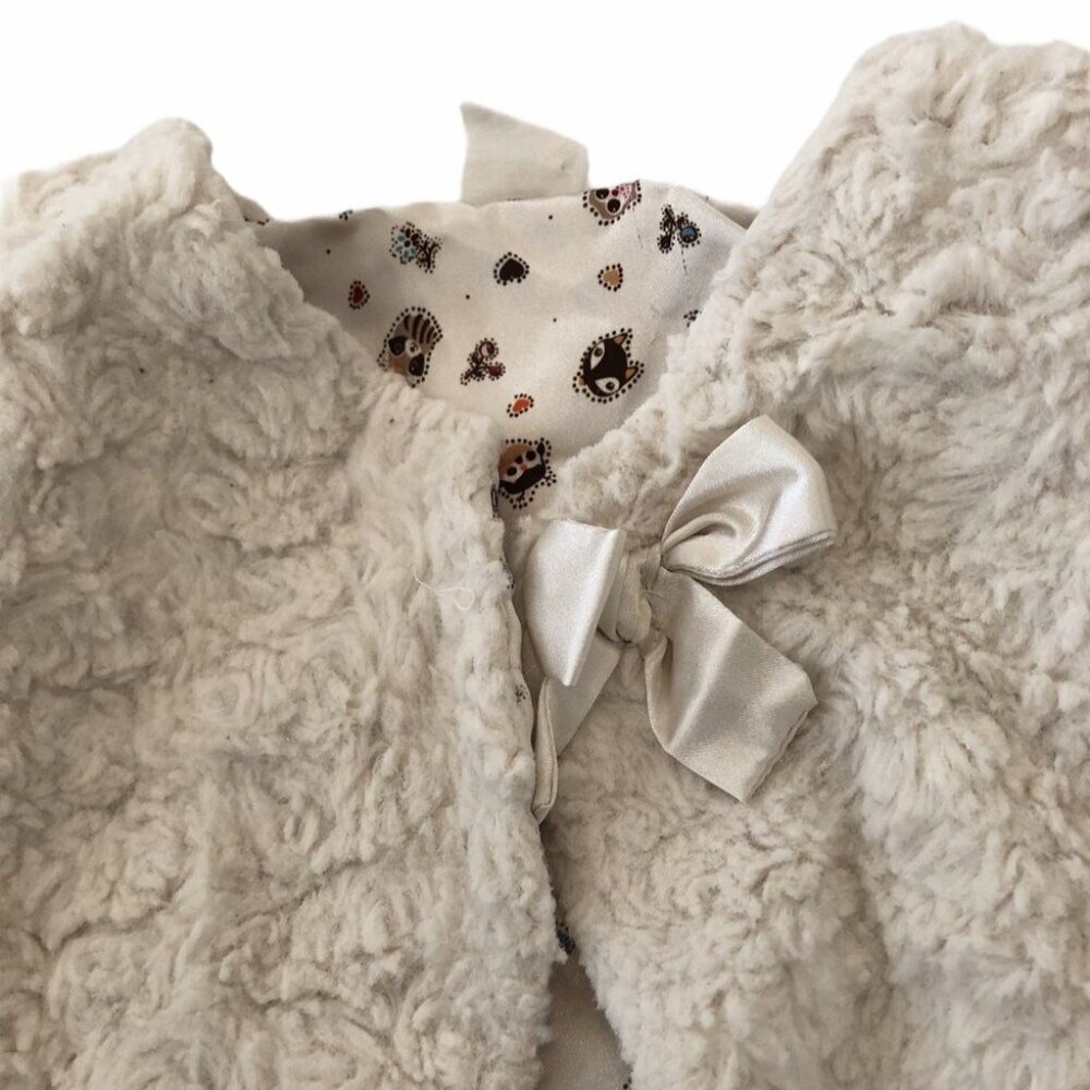H&M Baby Girl White Faux Fur Vest Size 6-9 Months Lined Bow Closure Cozy Cute - Picture 4 of 4